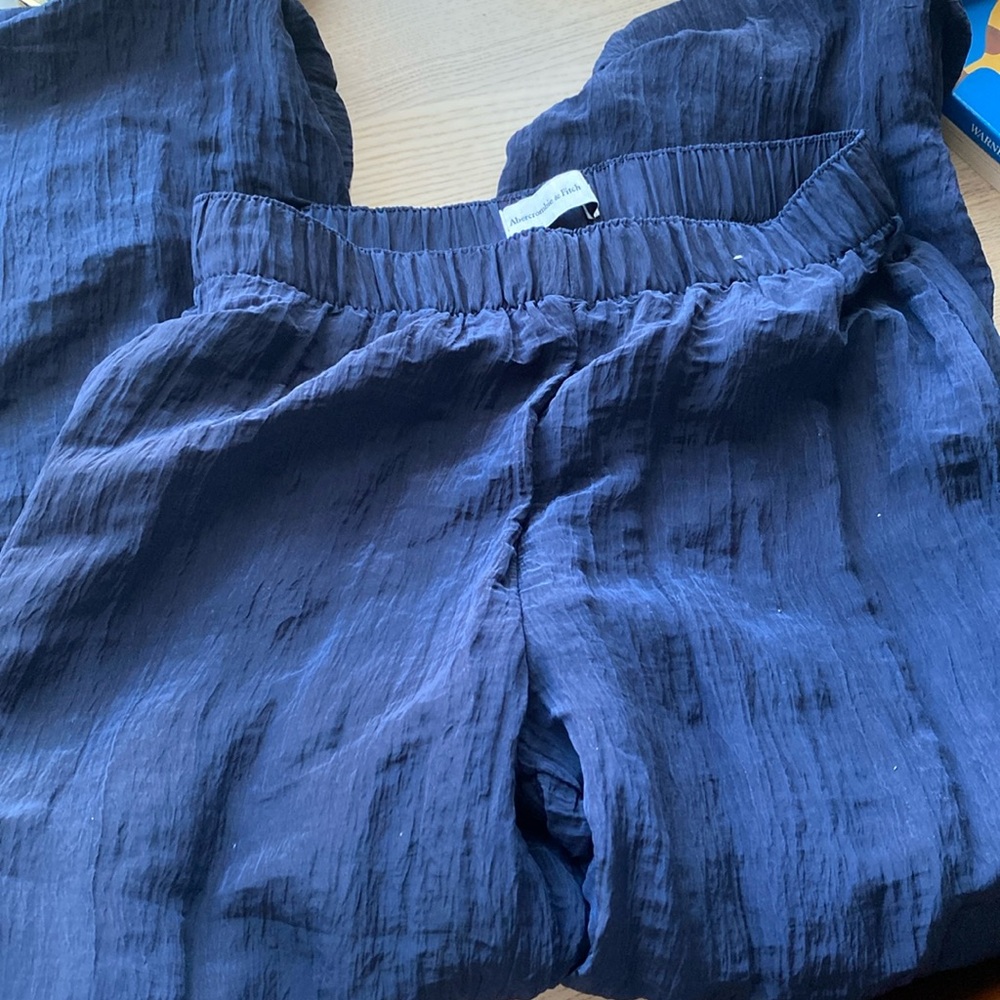 NWOT Abercrombie Navy Crinkle Pant Small Short
